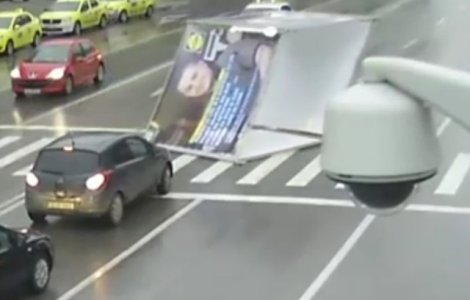  Video  Barbatul din Iasi lovit de un panou publicitar a murit