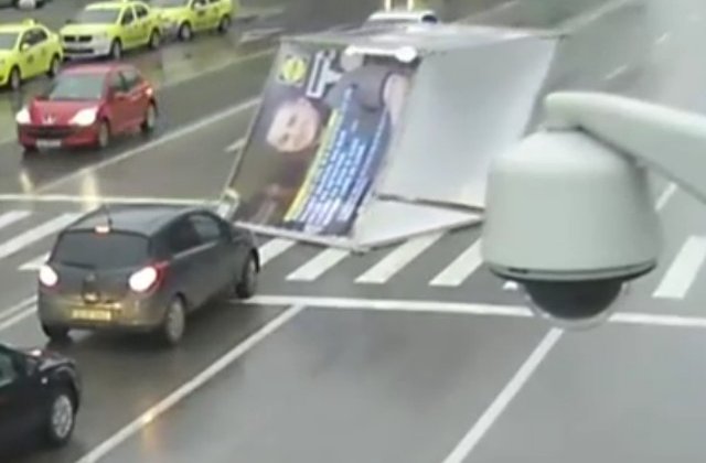[VIDEO] Barbatul din Iasi lovit de un panou publicitar a murit