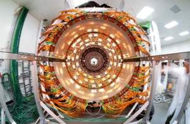 Ne pregatim sa ascultam Big Bang-ul