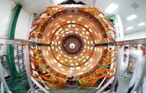 Ne pregatim sa ascultam Big Bang-ul