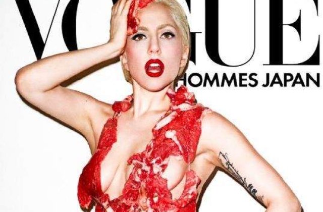 [VIDEO] Lady Gaga s-a imbracat in carne cruda
