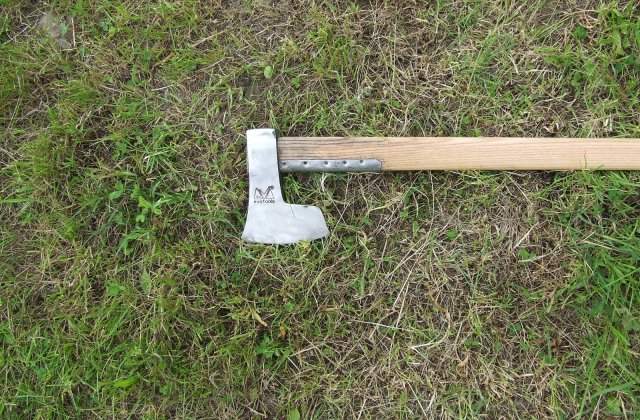 Un barbat a fost impuscat de politisti dupa ce a sarit cu toporul la echipajul unei ambulante