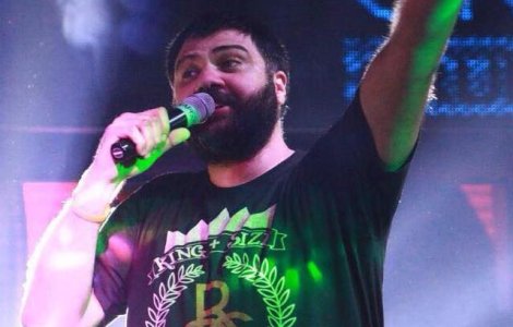  Video  Grasu XXL a lovit un tanar, in timpul unui concert de Balul Bobocilor. Artistul si-a recunoscut fapta