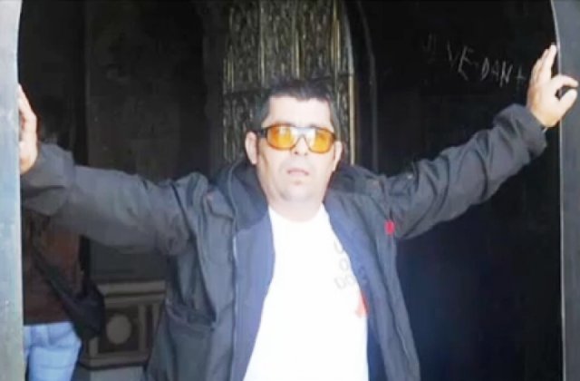 Barbatul care a ucis-o pe sotia patronului sau, anul trecut, gasit spanzurat in celula