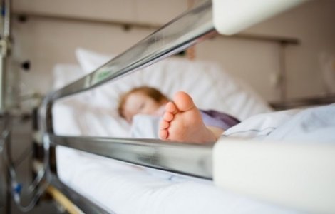 Fetita de 2 ani, in coma dupa ce a mancat pufuleti imbibati cu alcool