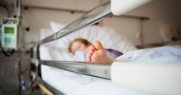 Fetita de 2 ani, in coma dupa ce a mancat pufuleti imbibati cu alcool