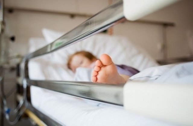 Fetita de 2 ani, in coma dupa ce a mancat pufuleti imbibati cu alcool