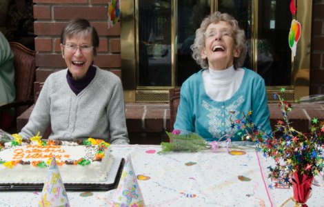 Secretul unei vieti lungi, dezvaluit de doua surori gemene de 100 ani