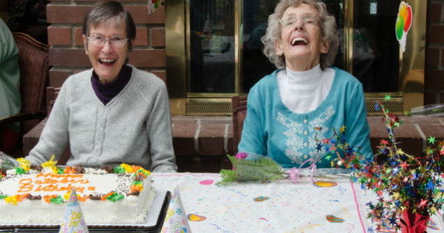 Secretul unei vieti lungi, dezvaluit de doua surori gemene de 100 ani