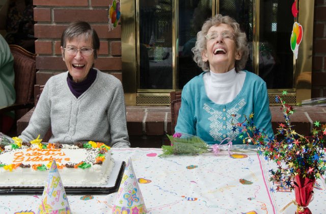 [VIDEO] Secretul unei vieti lungi, dezvaluit de doua surori gemene de 100 de ani