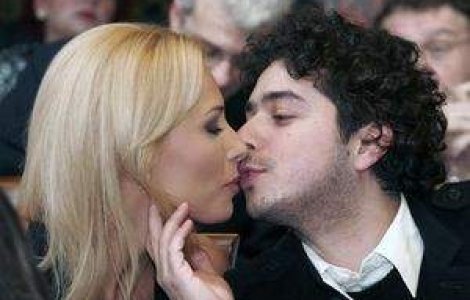 Iulia Vantur umbla prin librarii, Moga umbla cu altele