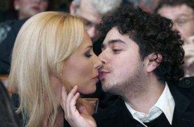 Iulia Vantur umbla prin librarii, Moga umbla cu altele
