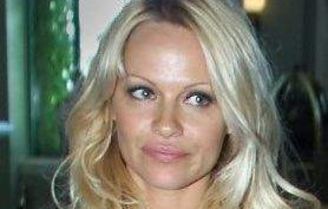 Pamela Anderson vine in Romania