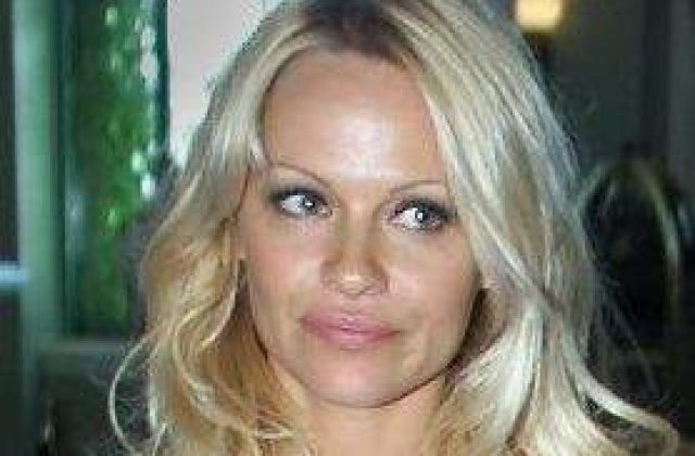 Pamela Anderson vine in Romania