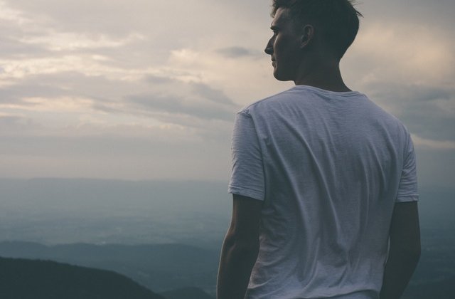 5 ganduri toxice care iti saboteaza fericirea