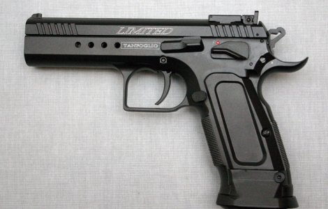 Un barbat a fost flancat de agentii SPP la Arcul de Triumf. Avea asupra lui un pistol cu aer comprimat