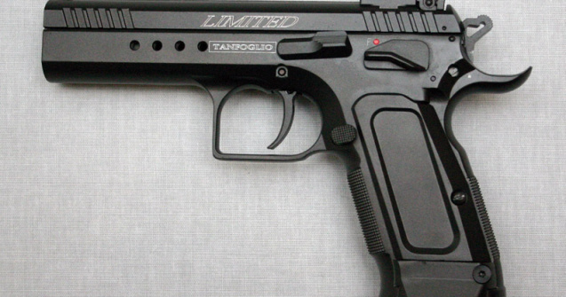 Un barbat a fost flancat de agentii SPP la Arcul de Triumf. Avea asupra lui un pistol cu aer comprimat