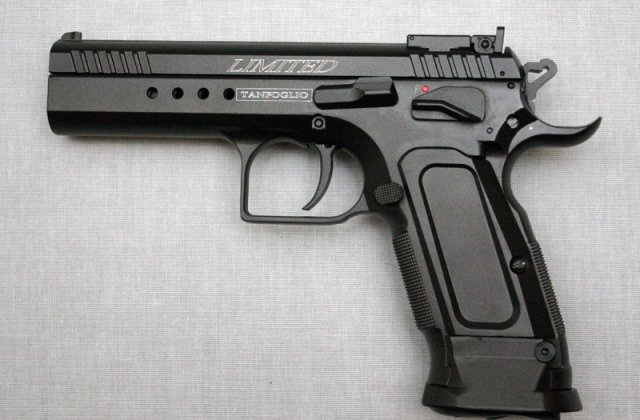 Un barbat a fost flancat de agentii SPP la Arcul de Triumf. Avea asupra lui un pistol cu aer comprimat