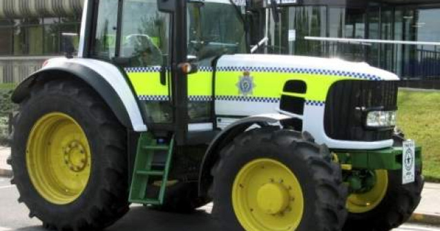 Cea mai lenta "masina" de politie. Un tractor!