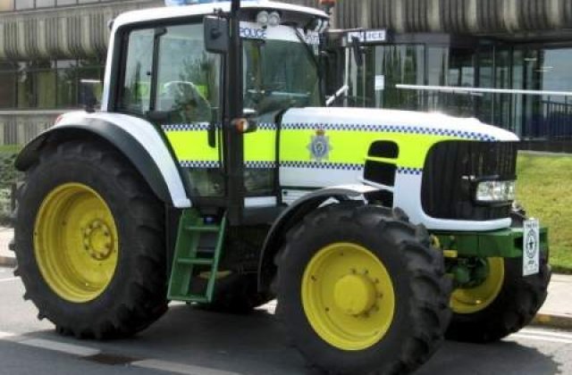 Cea mai lenta "masina" de politie. Un tractor!