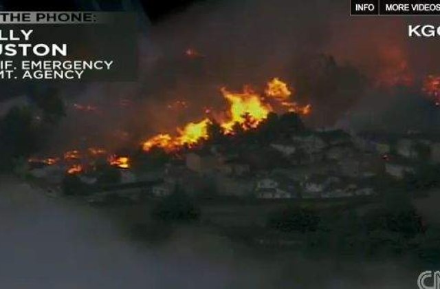 [VIDEO] Incendiu violent intr-o zona rezidentiala din San Francisco