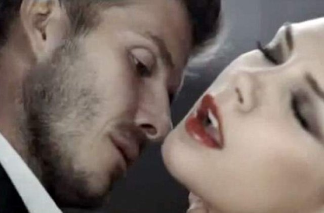 [VIDEO] Sotii Beckham, scene pasionale intr-un lift