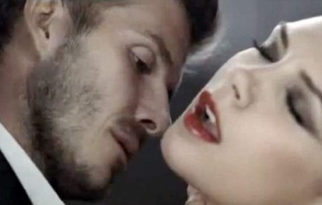  Video  Sotii Beckham, scene pasionale intr-un lift