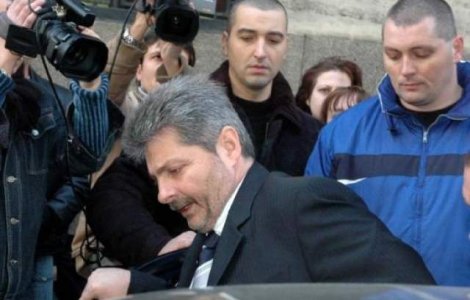 Politia a folosit arme, la perchezitia casei lui Vintu