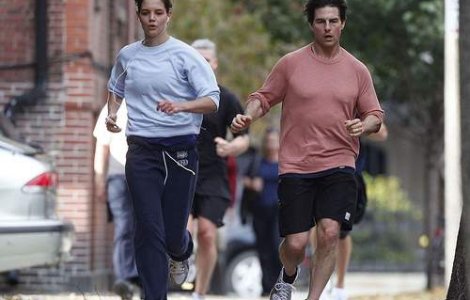 Tom Cruise o "inunda" pe Katie Holmes cu trandafiri