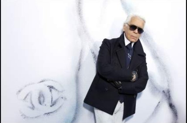 Karl Lagerfeld va crea "haine pentru toti", vandute online