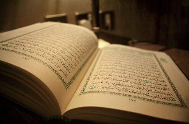 Militanti crestini au rupt pagini din Coran in fata Casei Albe