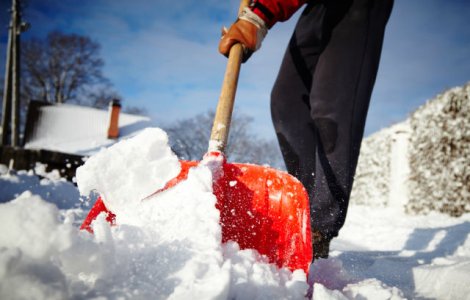 Ce amenzi usturatoare risti iarna aceasta daca nu cureti zapada de pe trotuar. Politia a dat mii de sanctiuni