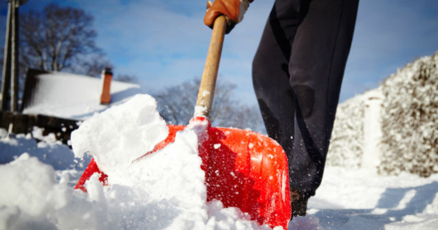 Ce amenzi usturatoare risti iarna aceasta daca nu cureti zapada de pe trotuar. Politia a dat mii de sanctiuni