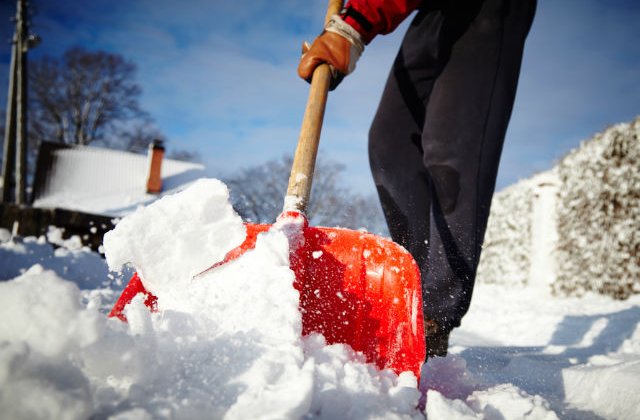 Ce amenzi usturatoare risti iarna aceasta daca nu cureti zapada de pe trotuar. Politia a dat mii de sanctiuni