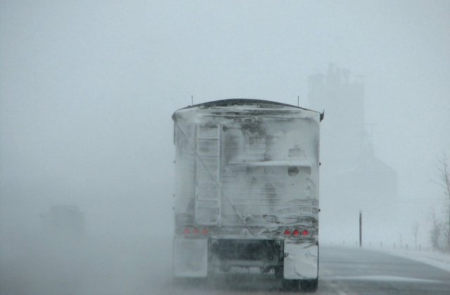 Trafic restrictionat in judetul Harghita, dupa ce mai multe TIR-uri au ramas blocate pe carosabil