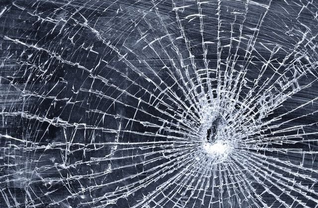 Trei persoane ranite dupa ce au cazut cu masina intr-o rapa, pe drumul dintre Sinaia si Cota 1.400