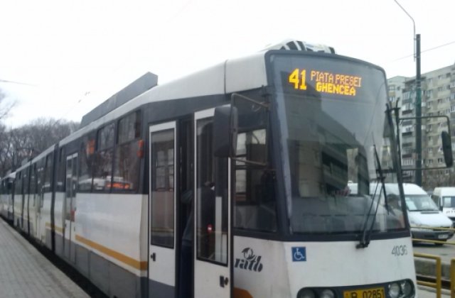 Tanara lovita de tramvaiul 41, cand traversa pe un loc nepermis