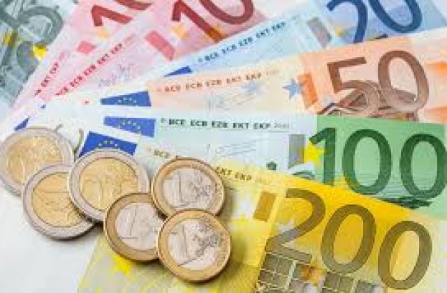 Euro se afla la un nou minim dupa referendumul din Italia