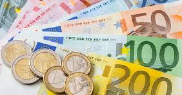 Euro se afla la un nou minim dupa referendumul din Italia