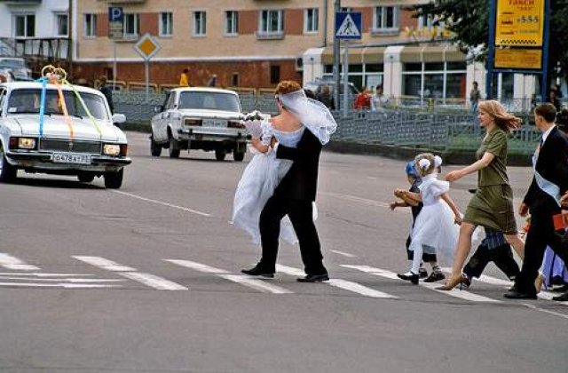 Strainii vor sotii romance