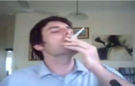  Video  A rupt pagini din Coran si Biblie, pentru a face tigari