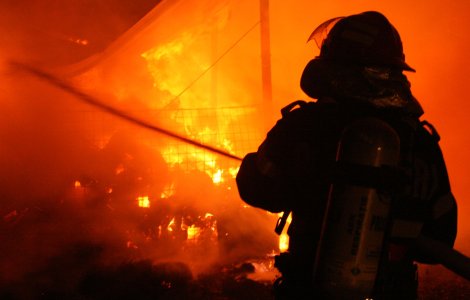 Vaslui: Un copil de 6 ani si-a salvat fratii, de trei luni si un an, dupa ce casa in care erau a luat foc