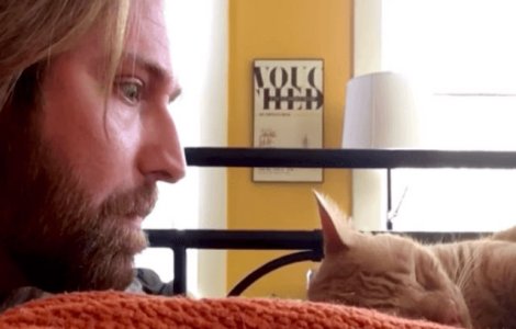 VIDEO Pisica lui il trezea in fiecare zi la 4 dimineata. Ce a facut