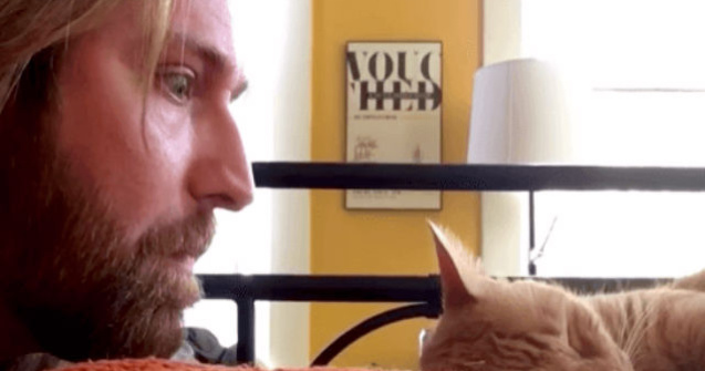 VIDEO Pisica lui il trezea in fiecare zi la 4 dimineata. Ce a facut