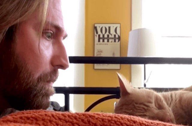 [VIDEO] Pisica lui il trezea in fiecare zi la 4 dimineata. Ce a facut acest barbat