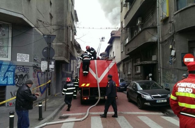 Incendiu puternic la o cladire din centrul Capitalei, doi oameni au nevoie de ingrijiri medicale