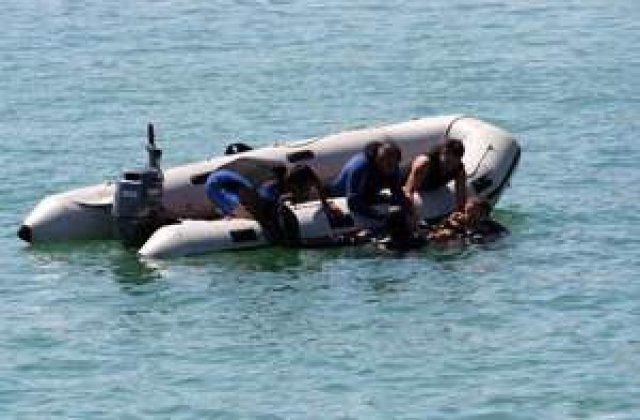 In timp ce o fata de 14 ani se ineca, martorii faceau fotografii