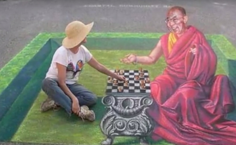 Poti juca o partida de sah cu Dalai Lama