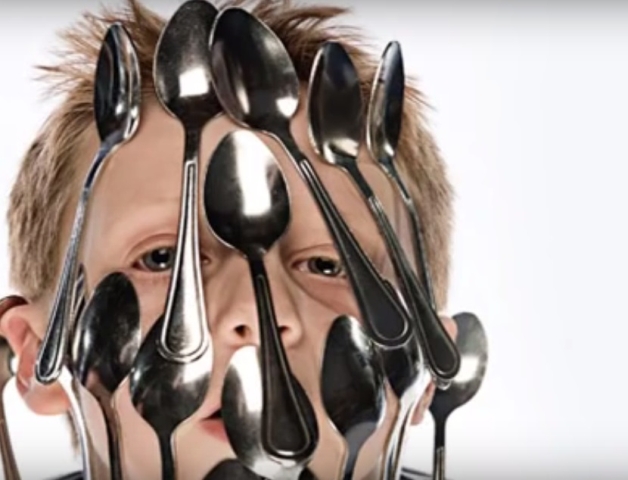 Cele mai multe lingurite (17) pe fata in acelasi timp