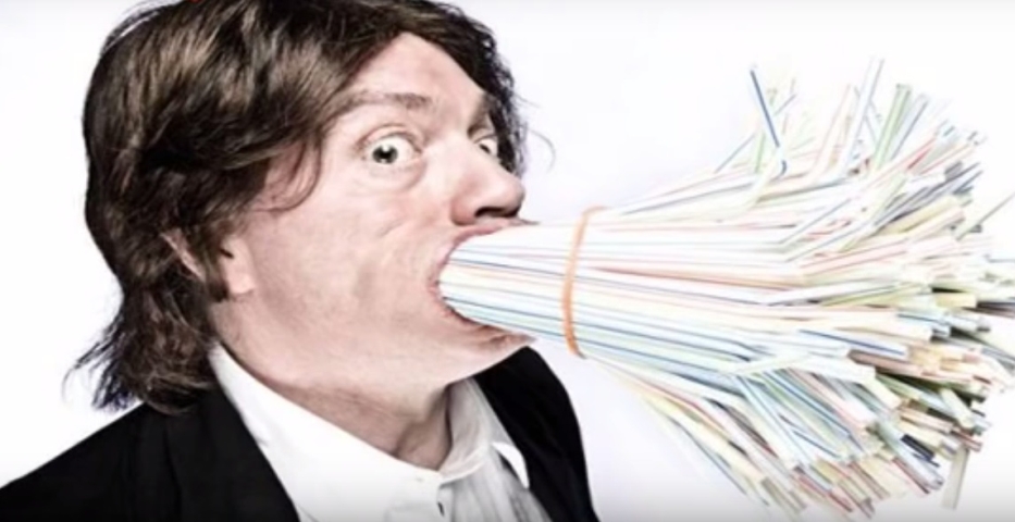 Cele mai multe paie (400) in gura